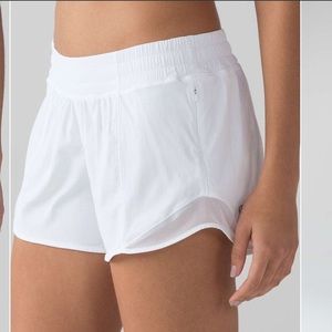Lululemon hotty hot short II long 4” - white